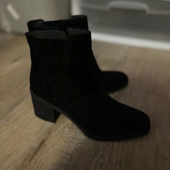 Zodiac Lucinda Women’s Heel Block Bootie - Picture 5 of 6